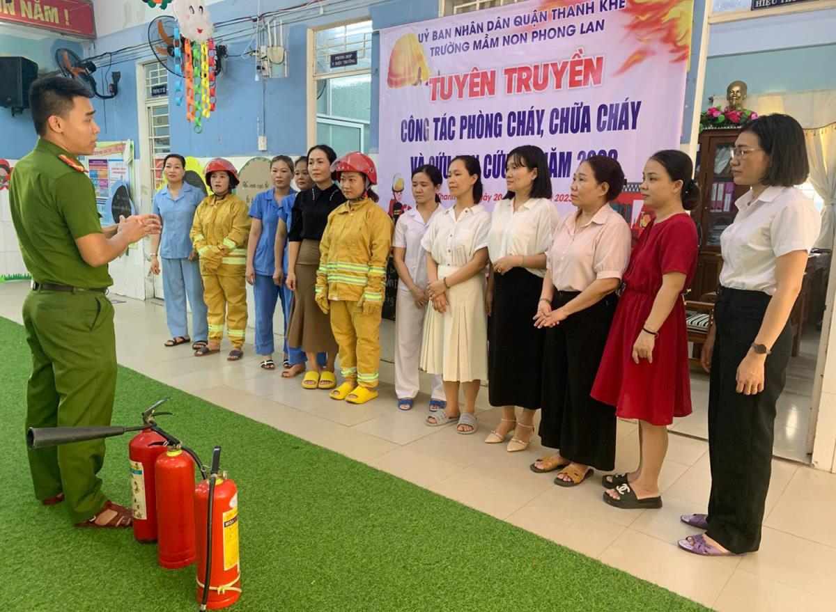 Công an quận Thanh Khê (TP Đà Nẵng) tuyên truyền PCCC&CNCH tại các trường học.