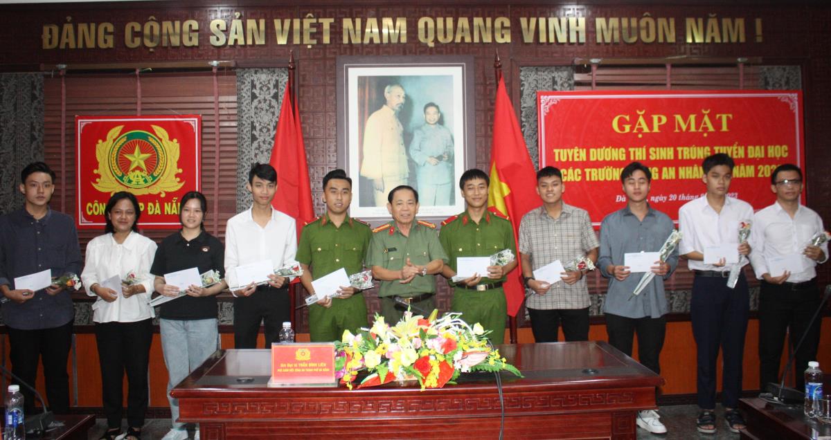 Đại tá Trần Đình Liên tuyên dương, khen thưởng thí sinh trúng tuyển vào các Trường Đại học CAND.