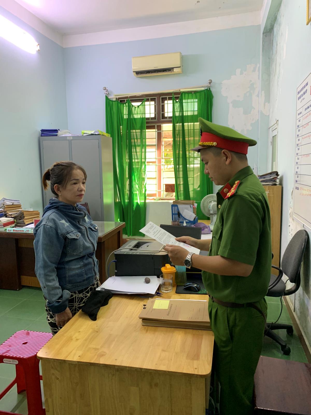 Cơ quan điều tra Công an Hòa Vang thực hiện lệnh bắt tạm giam đối tượng Lê Thị Sâm