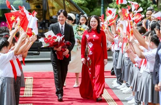 Phó Chủ tịch nước Võ Thị Ánh Xuân và Hoàng Thái tử Akishino tại lễ đón chính thức.