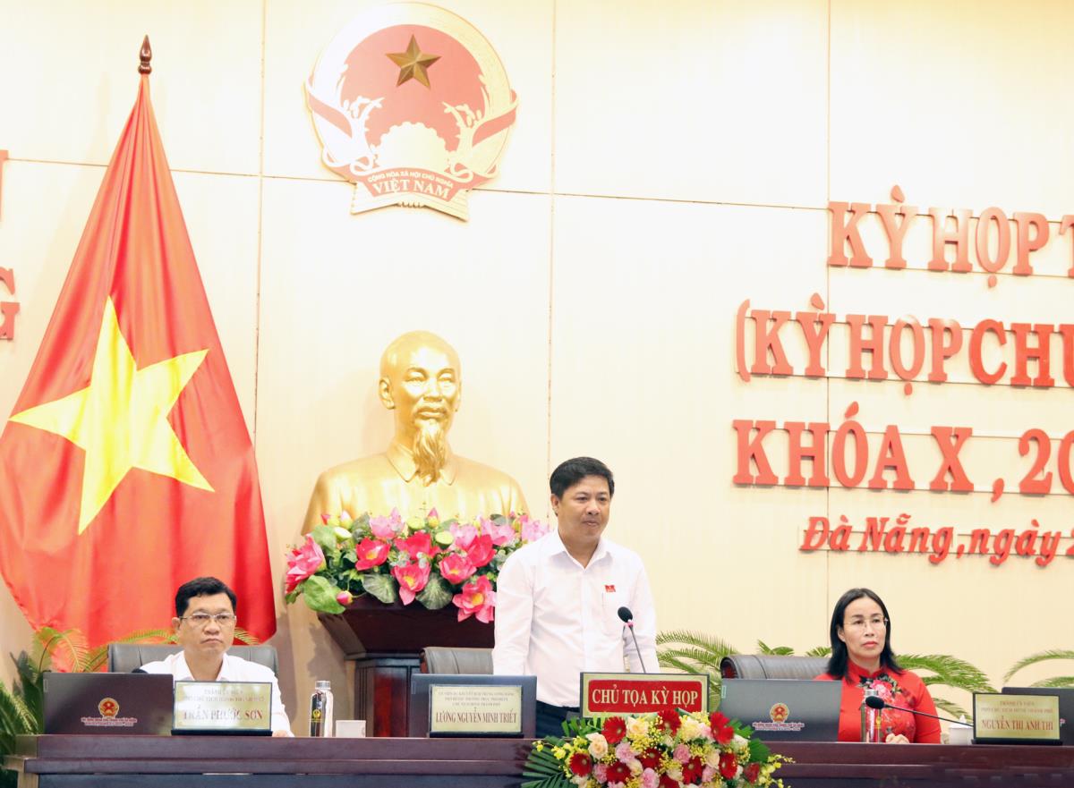 Phó Chủ tịch Thường trực UBND TP Đà Nẵng Hồ Kỳ Minh trình bày các tờ trình của UBND TP.