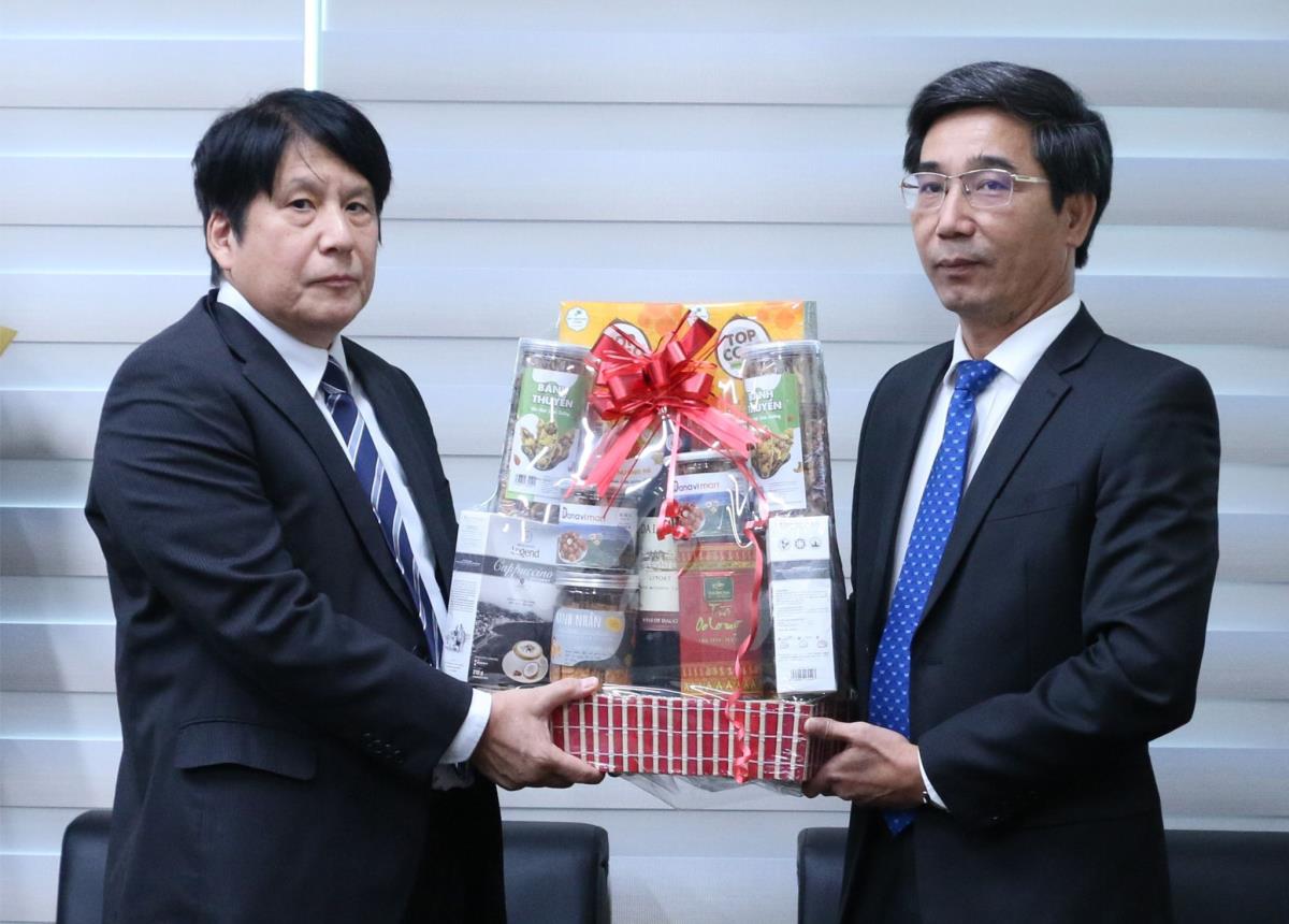 Phó Chủ tịch UBND TP Đà Nẵng Trần Chí Cường (phải) tặng quà chúc mừng Tổng Lãnh sự Yakabe Yoshinori và cán bộ, nhân viên Tổng Lãnh sự quán Nhật Bản tại Đà Nẵng.