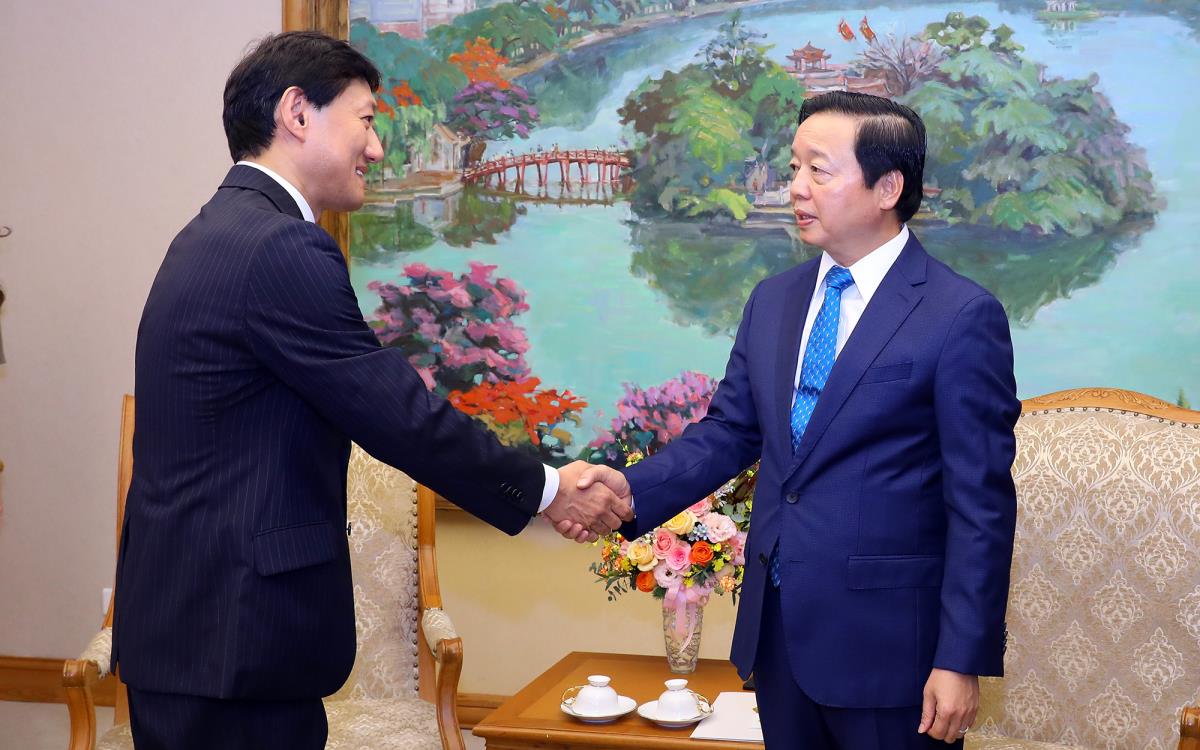 Trao đổi với ông Harada Hidenori, Phó Thủ tướng Trần Hồng Hà mong muốn “chuỗi dự án khí Lô B là điểm sáng trong hợp tác kinh tế giữa Nhật Bản và Việt Nam” - Ảnh: VGP/Minh Khôi