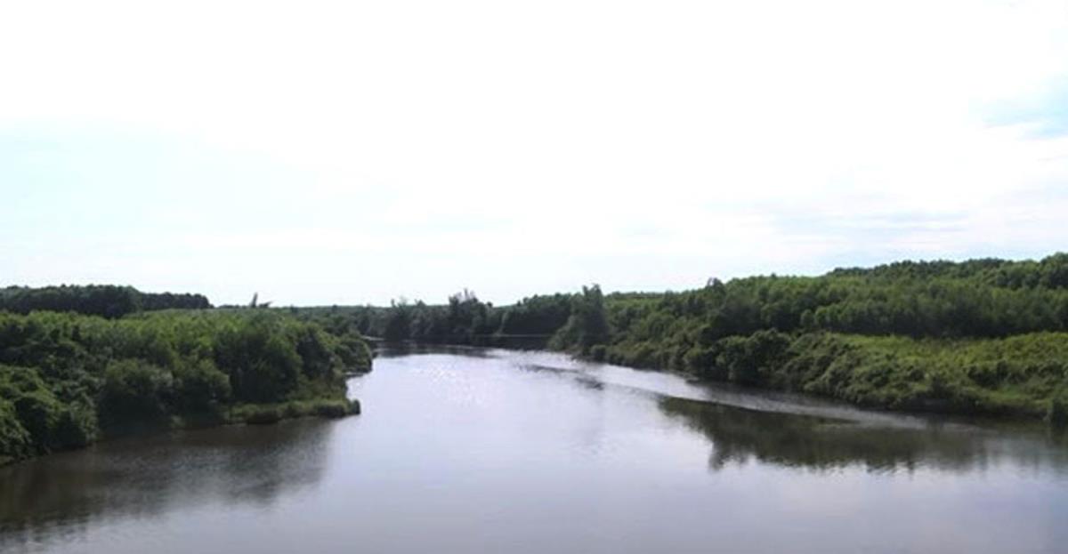 Dòng sông Sa Lung tạo nguồn nước sinh hoạt cho hàng ngàn hộ dân.