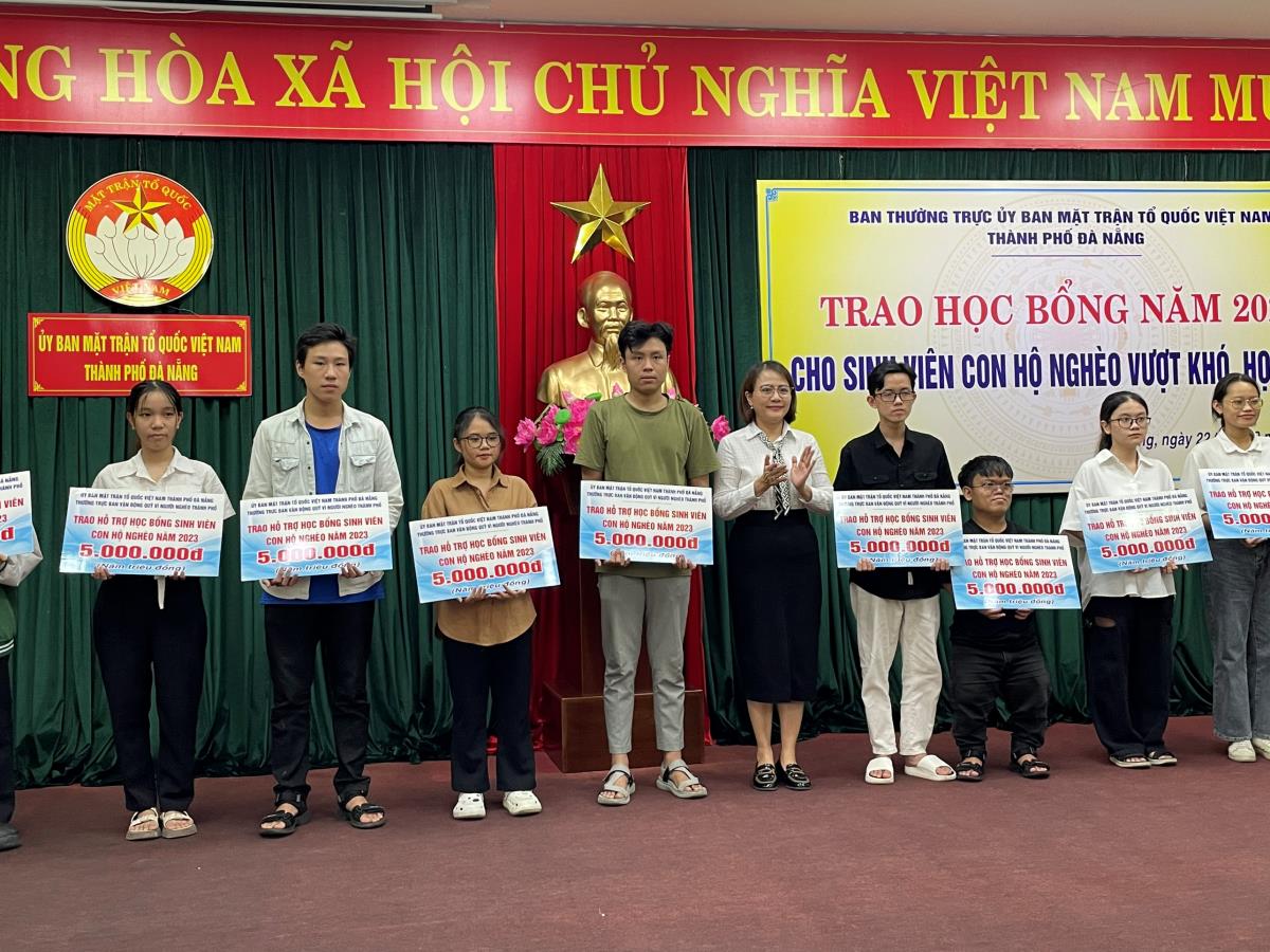 Bà Trần Thị Mẫn trao học bổng cho các sinh viên nghèo học giỏi.