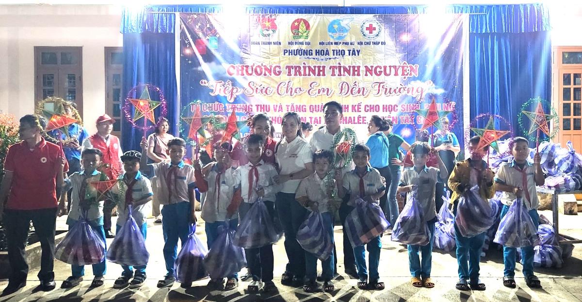 Đoàn tình nguyện phường Hòa Thọ Tây tặng quà cho các em học sinh khối Tiểu học tại xã Bhalêe.