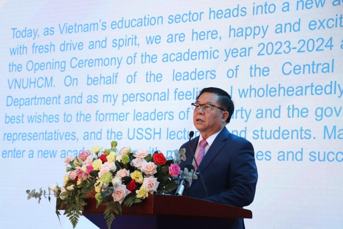 Ông Nguyễn Trọng Nghĩa, Trưởng Ban Tuyên giáo Trung ương phát biểu tại lễ khai giảng.
