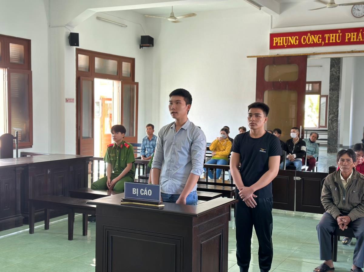 2 bị cáo Nguyễn Thanh Nhàn và Nguyễn Hữu Thời tại tòa.