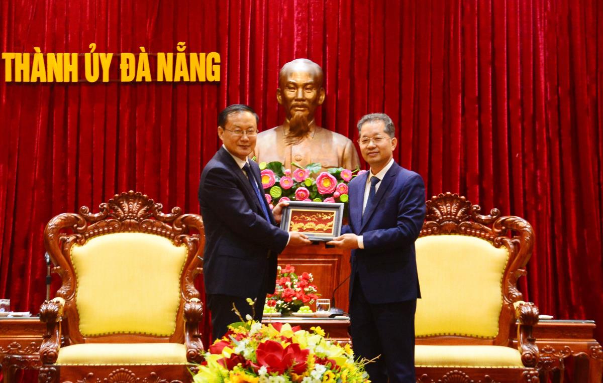 Bí thư Thành ủy Đà Nẵng Nguyễn Văn Quảng chụp ảnh lưu niệm với đoàn.