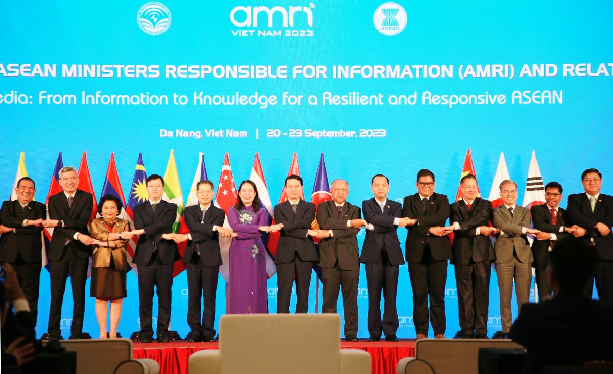 Phó Chủ tịch nước Võ Thị Ánh Xuân và các đại biểu tham quan khu vực triển lãm.