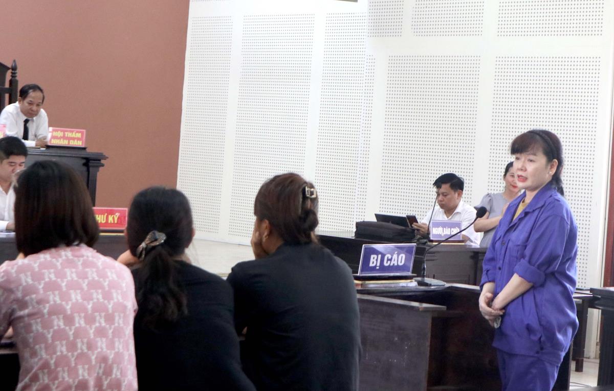 Bị cáo Nguyễn Thị Vân Anh khóc và xin lỗi các bị hại tại phiên tòa