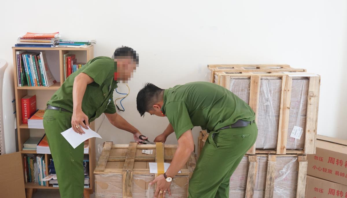 Lực lượng Cảnh sát kinh tế- môi trường Công an quận Hải Châu niêm phong và thu giữ số bánh Trung thu và thạch trái cây để tiếp tục xử lý theo quy định.