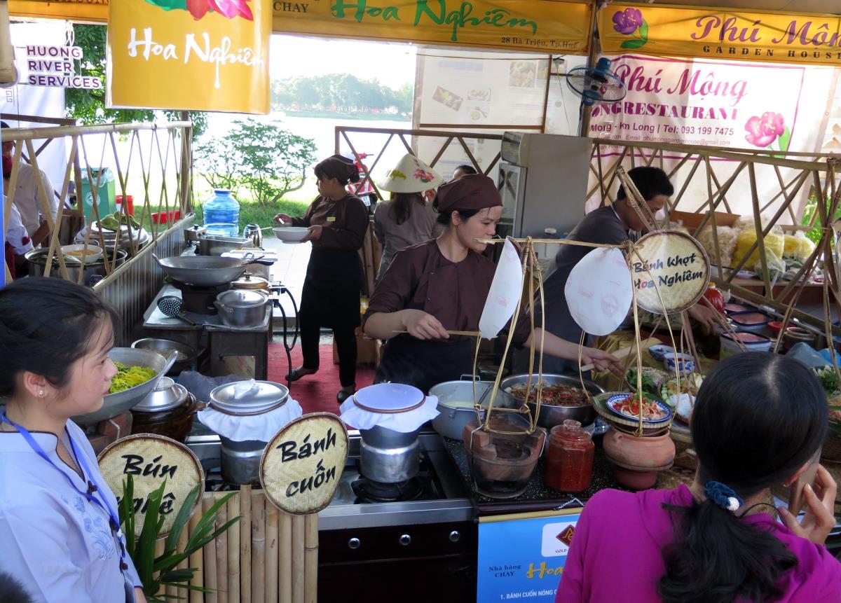 Cùng với ẩm thực cung đình, Huế còn nổi tiếng với ẩm thực dân gian, ẩm thực chay độc đáo, phong phú.