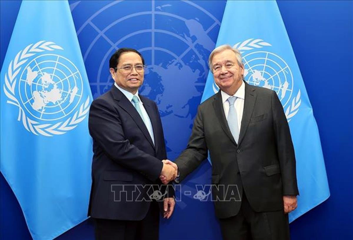 Thủ tướng Phạm Minh Chính ký lưu bút tại Liên hợp quốc. Ảnh: Dương Giang/TTXVN
