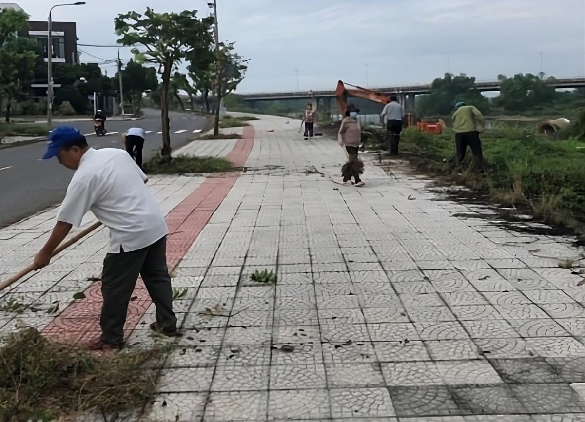 Đoàn thể địa phương và người dân ra quân dọn vệ sinh môi trường trên đường Tôn Thất Dương Kỵ.