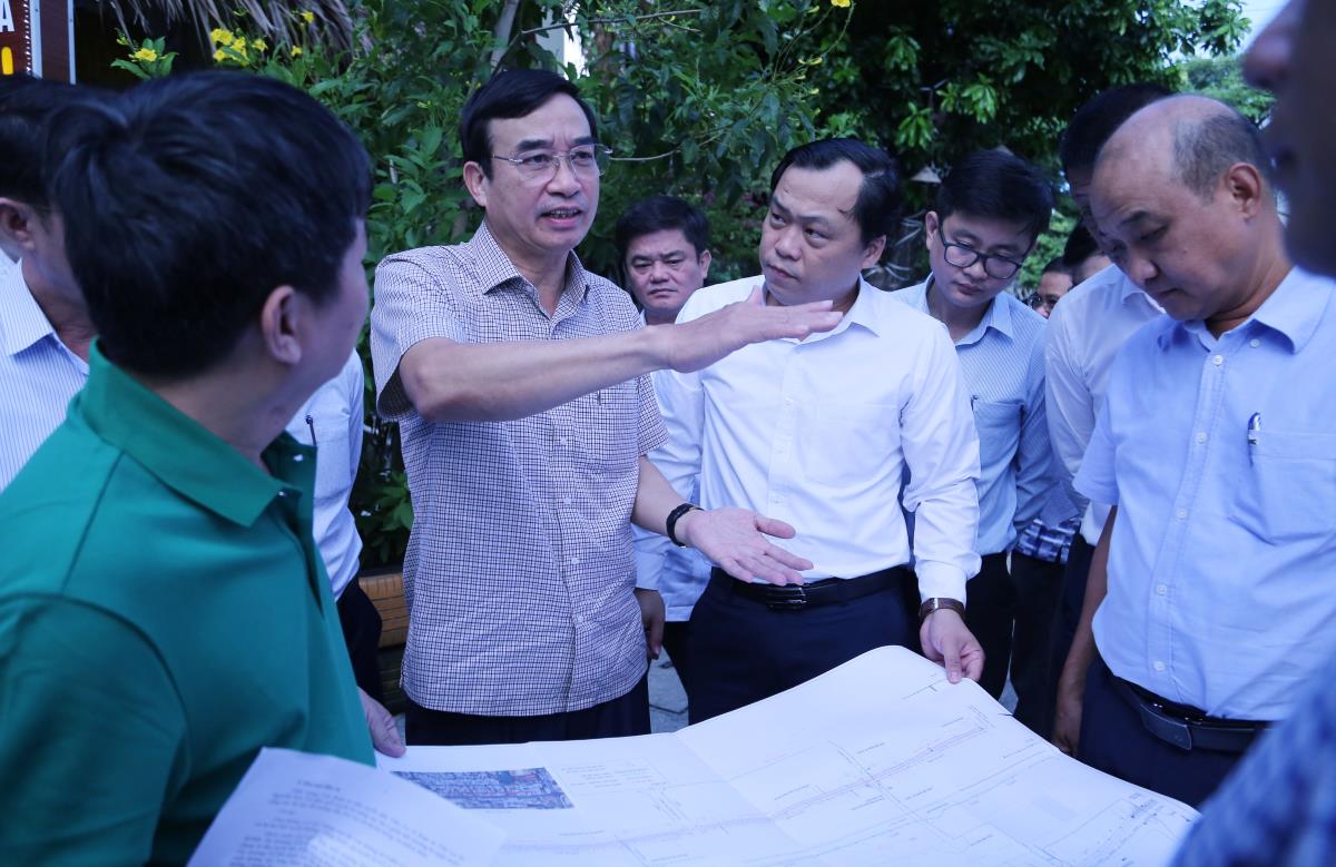 Chủ tịch UBND TP Đà Nẵng và lãnh đạo các sở ngành, địa phương kiểm tra thực tế hệ thống thoát nước và yêu cầu khắc phục nhanh chóng trước mùa mưa.