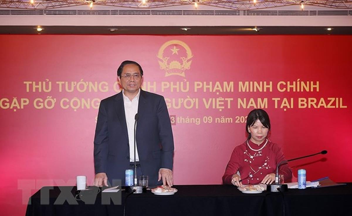 Thủ tướng Phạm Minh Chính với đại diện cộng đồng người Việt Nam tại Brazil. (Ảnh: Dương Giang/TTXVN)