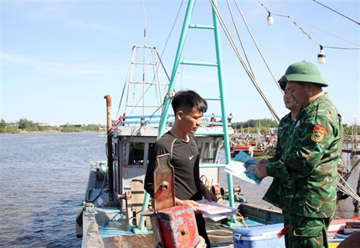 Bộ đội Đồn Biên phòng Diễn Thành, Bộ đội biên phòng tỉnh Nghệ An tuyên truyền phòng chống khai thác thuỷ sản bất hợp pháp, không theo quy định IUU cho ngư dân.