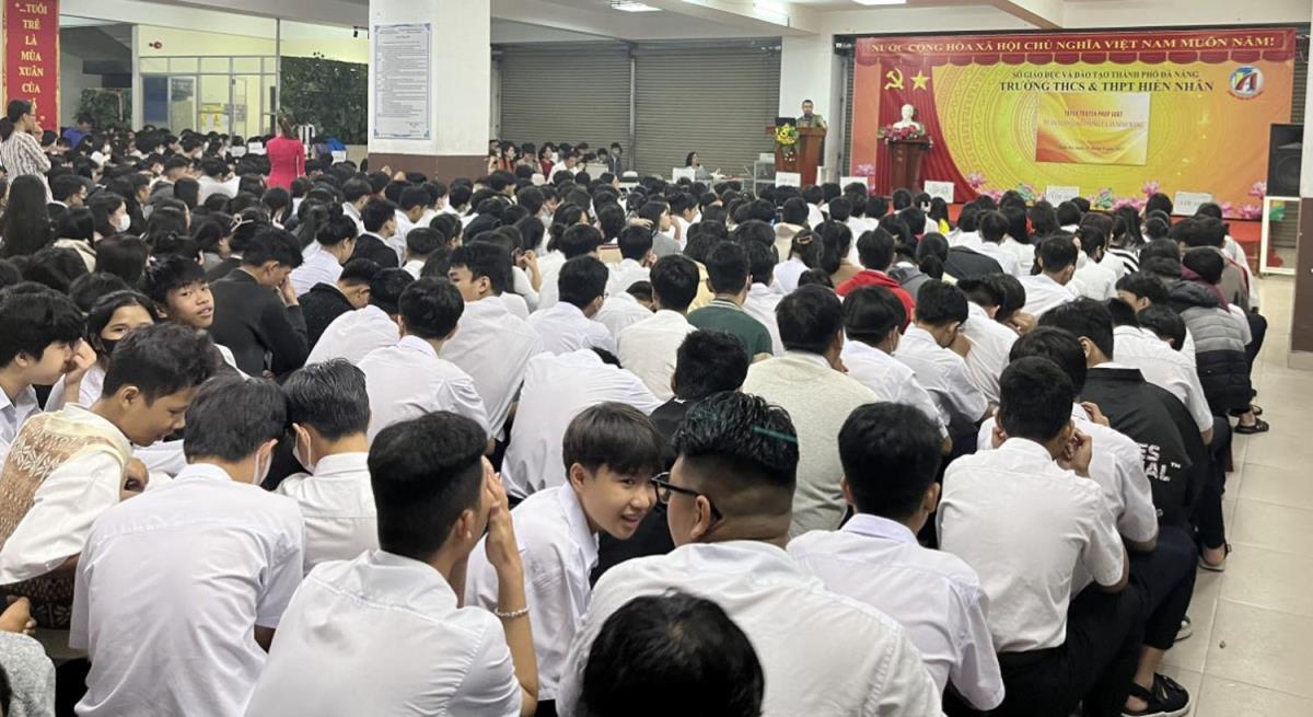 Hơn 800 học sinh Trường THCS-THPT Hiển Nhân tham gia buổi tuyên truyền về pháp luật.