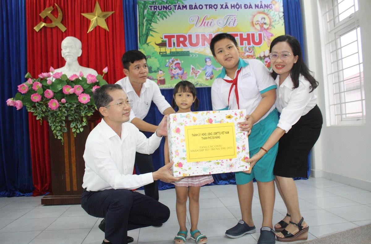 Niềm vui của các trẻ em tại Trung tâm Bảo trợ xã hội khi nhận quà của Bí thư Thành ủy Đà Nẵng.