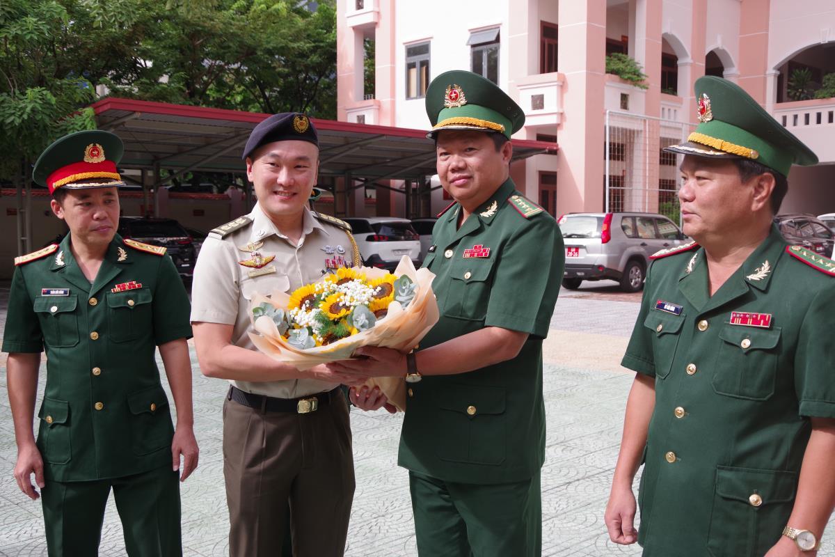 Đại tá Trần Công Thành, Chỉ huy trưởng BĐBP Đà Nẵng tặng hoa cho Đại tá Bernard Ng - Đại diện cho Đoàn sĩ quan trẻ lực lượng vũ trang Cộng hòa Singapore tới thăm và giao lưu tại Bộ Chỉ huy BĐBP Đà Nẵng.