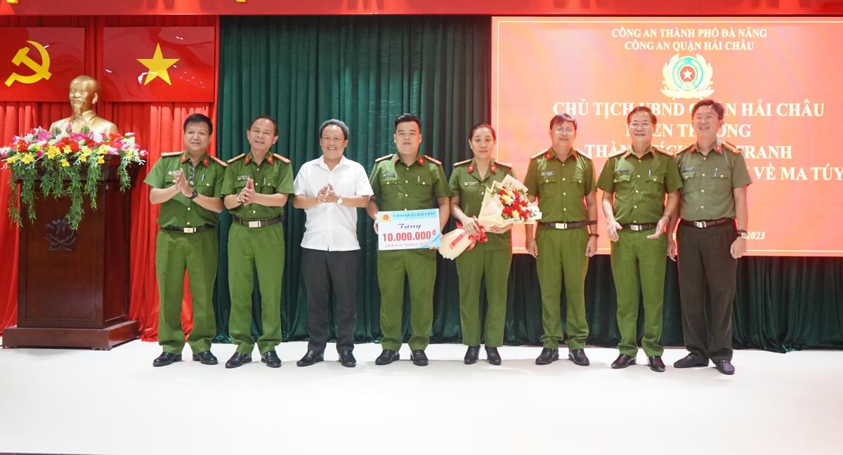 Thượng tá Trần Văn Tám phát biểu tại buổi khen thưởng.