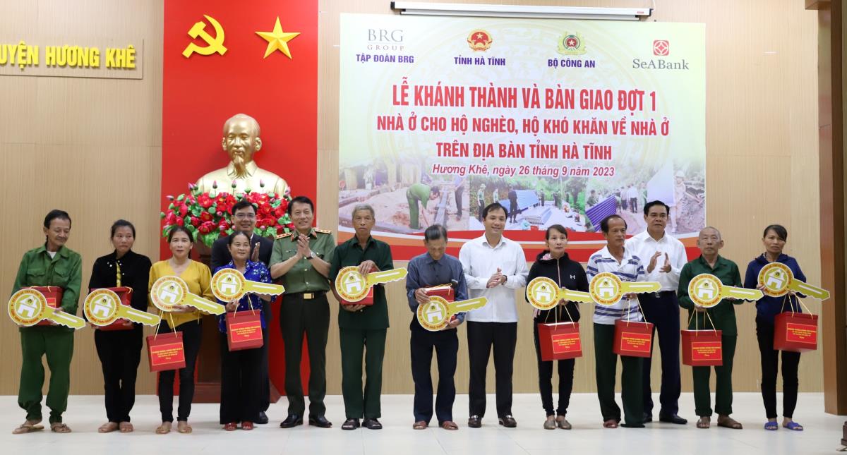 Bộ Công an, tỉnh uỷ Hà Tĩnh, Công an tỉnh Hà Tĩnh tặng quà cho các hộ nghèo