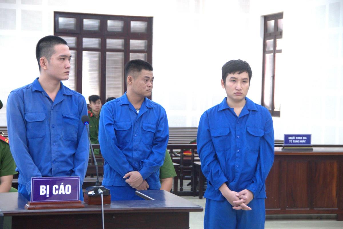 Bị cáo Trà Văn Công (giữa) cùng hai đồng phạm tại phiên tòa.