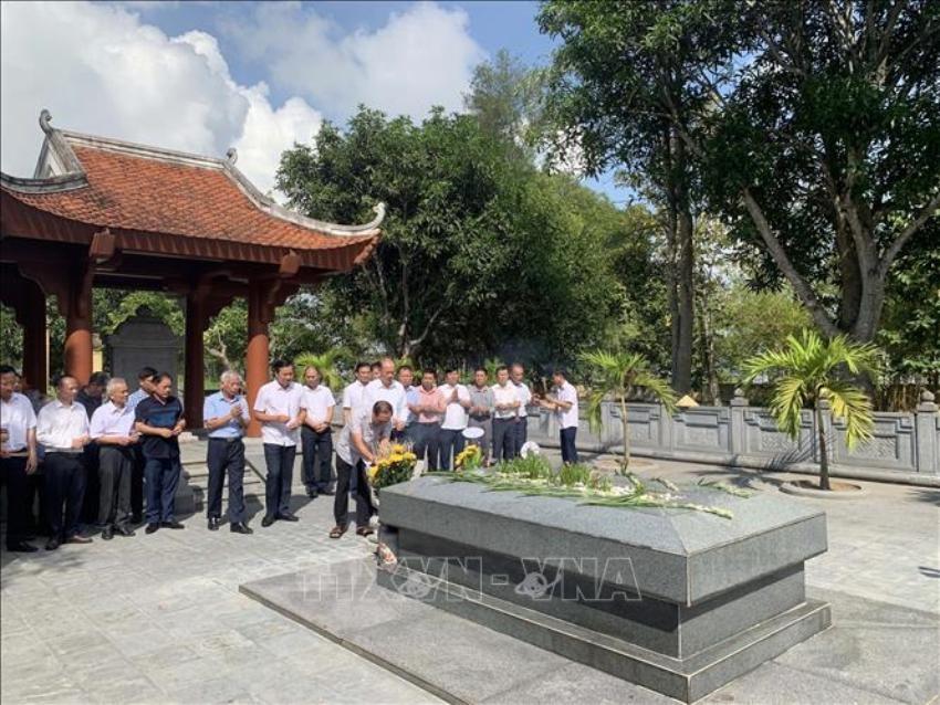 Du khách đến tham quan, tìm hiểu Khu di tích Nguyễn Du, huyện Nghi Xuân, tỉnh Hà Tĩnh.