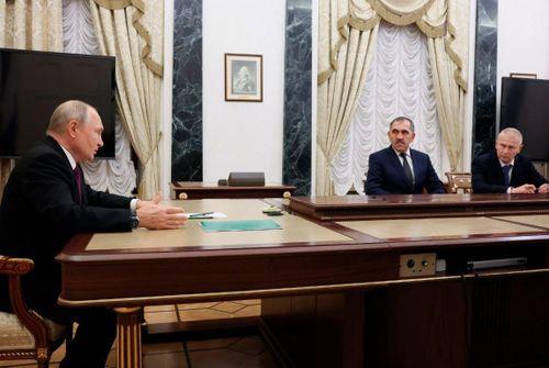 Tổng thống Nga Vladimir Putin thảo luận với Thứ trưởng Quốc phòng Yunus-Bek Yevkurov và cựu chỉ huy Wagner Andrei Troshev. Ảnh: AP