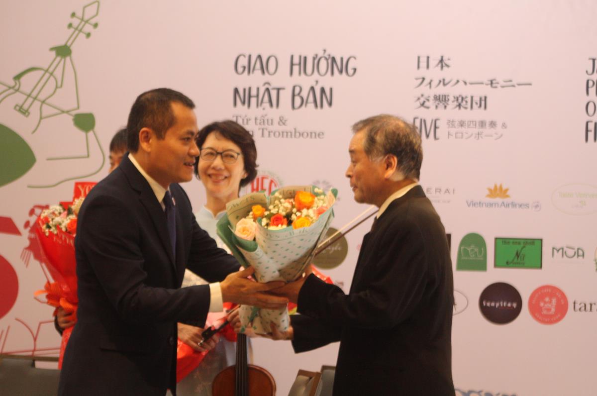 Ông Nguyễn Ngọc Bình (trái), Chủ tịch Liên hiệp các tổ chức hữu nghị TP Đà Nẵng tặng hoa chúc mừng các nghệ sĩ nhóm Ngũ tấu – Dàn nhạc giao hưởng Nhật Bản biểu diễn tại Đà Nẵng.