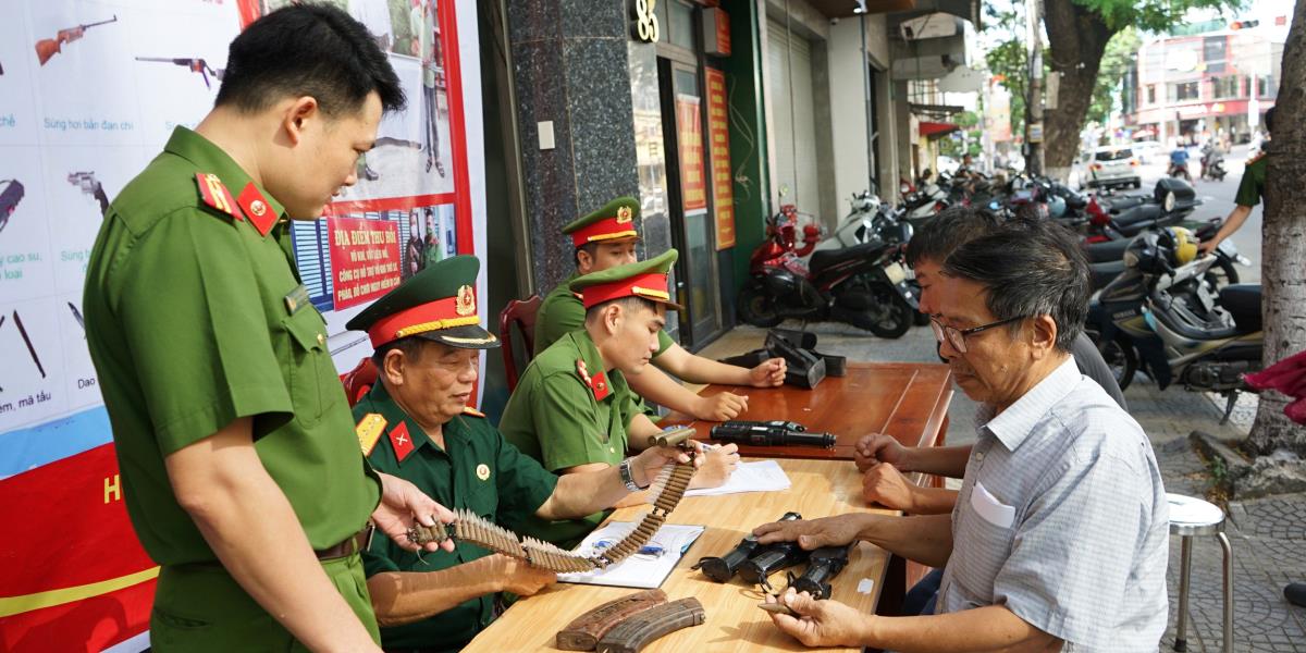 Đối tượng Phạm Ngọc Sơn và các khẩu súng do Sơn chế tạo từ in 3D bị Công an TP Đà Nẵng thu giữ.