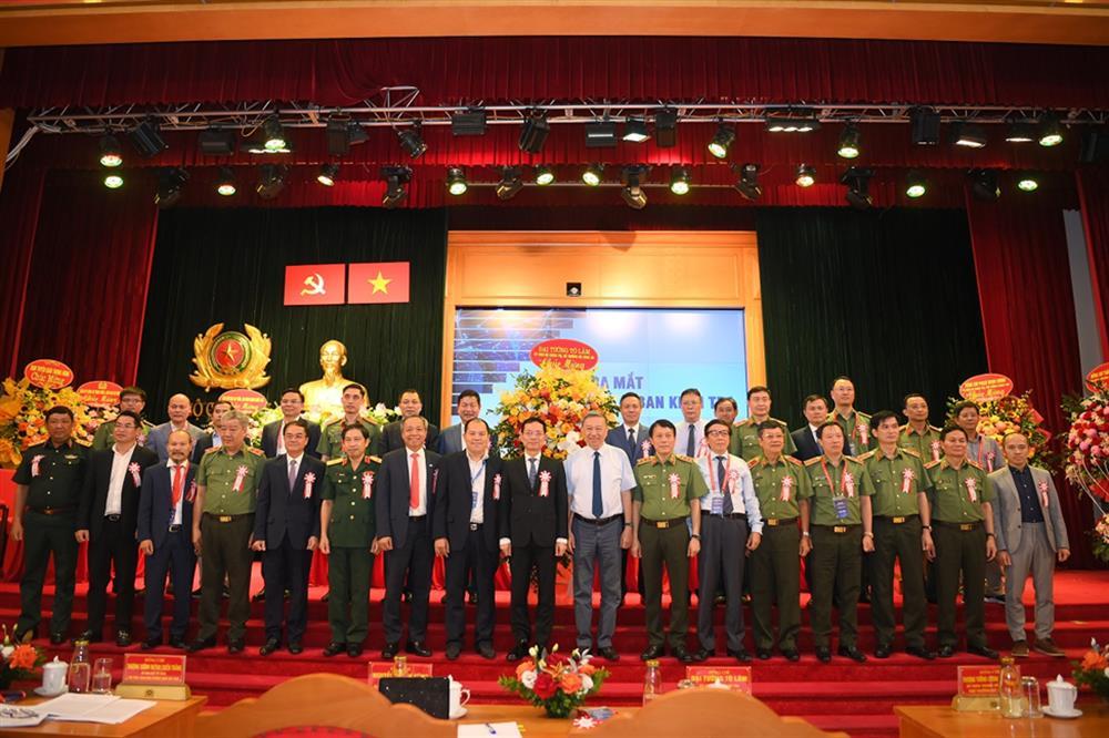 Bộ trưởng Tô Lâm cùng các đại biểu chúc mừng Ban Chấp hành Hiệp hội An ninh mạng quốc gia nhiệm kỳ I (2023 – 2028).