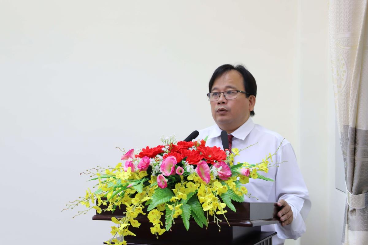 Ông Nguyễn Xuân Sơn- Giám đốc Sở Thông tin và Truyền thông tặng hoa chúc mừng khai trương