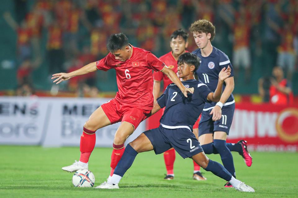 Trận gặp U23 Yemen dự áo sẽ khó khăn hơn với U23 Việt Nam (trái).