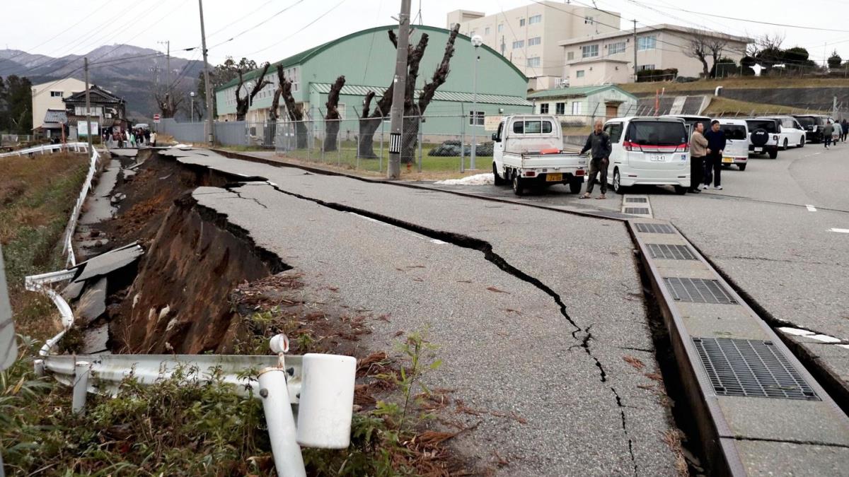 Động đất khiến các con đường ở Wajima, Ishikawa nứt toác. Ảnh: CNN