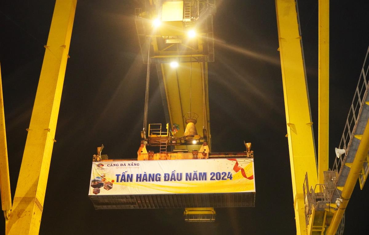 Lãnh đạo Cảng Đà Nẵng lì xì động viên CBCNV làm việc ngày đầu năm mới 2024.