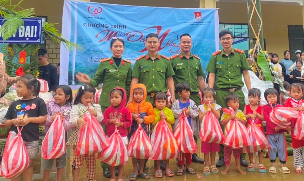 Đoàn viên Chi đoàn Kỹ thuật hình sự CATP Đà Nẵng tặng quà cho các em nhỏ tại thôn Xà Nghìr.