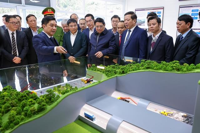 Thủ tướng nghe đơn vị thi công trình bày các điểm nhấn trên tuyến cao tốc Đồng Đăng - Trà Lĩnh.