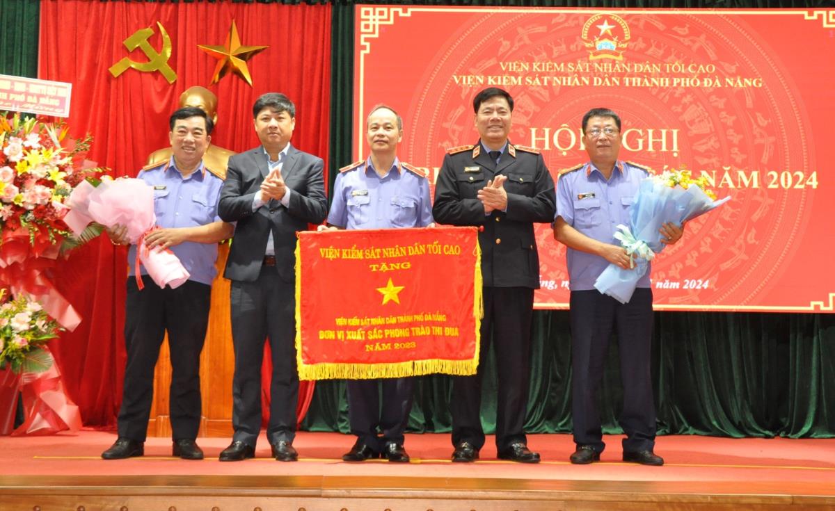 Phó Viện trưởng VKSND tối cao Nguyễn Quang Dũng (bên phải) trao quyết định bổ nhiệm chức vụ Phó Viện trưởng VKSND thành phố cho ông Nguyễn Phước Toán.