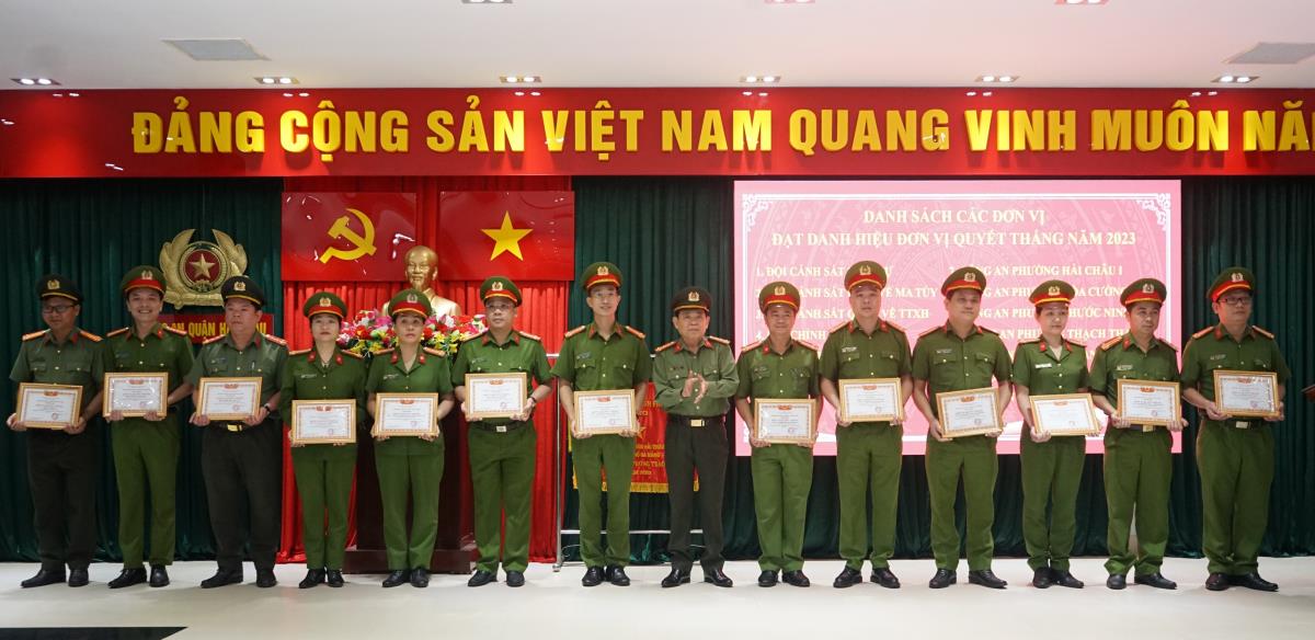 Thượng tá Lê Phước Cam - Phó trưởng Công an quận tặng danh hiệu "Đảng viên hoàn thành xuất sắc nhiệm vụ năm 2023".