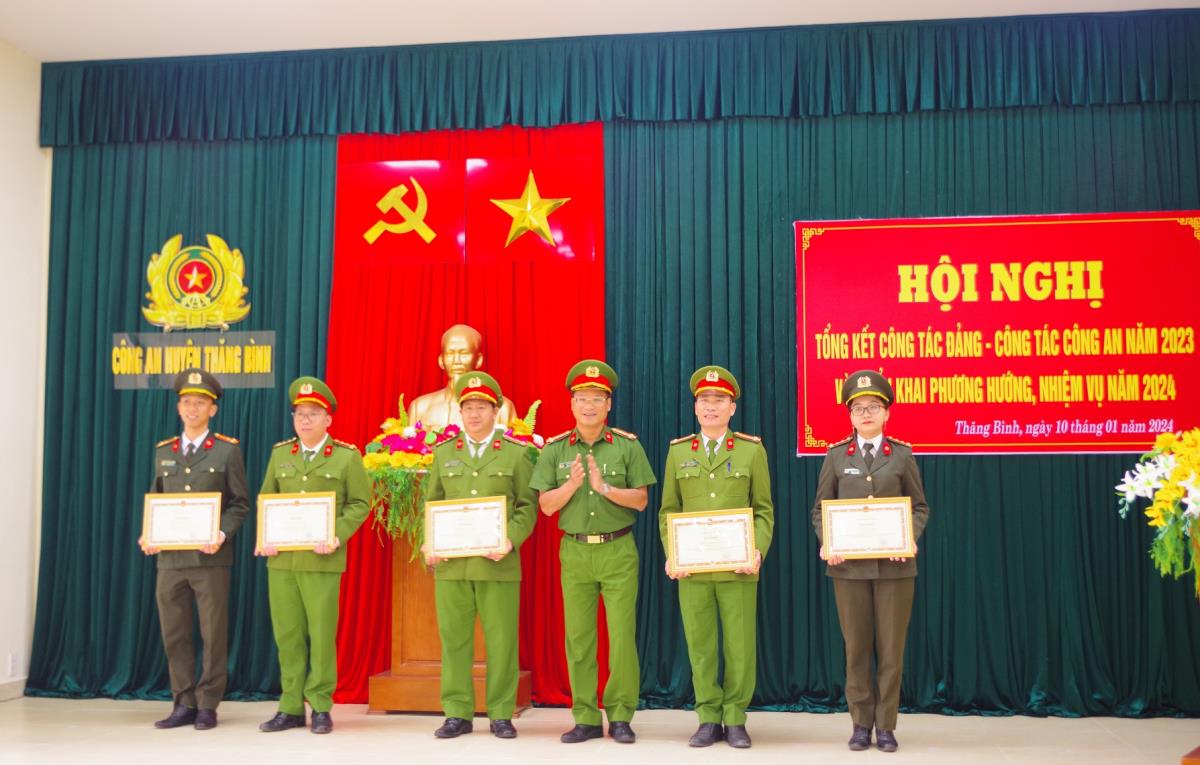 Thượng tá Lê Nho Tâm trao Giấy khen của Trưởng Công an huyện cho 1 tập thể và 9 cá nhân.