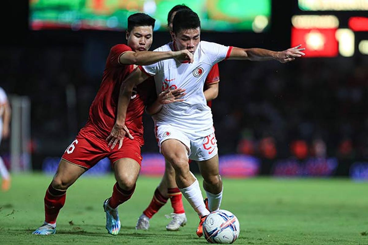 Trương Tiến Anh (trái) ghi bàn duy nhất cho đội truyển Việt Nam trong trận giao hữu kín với Kyrgyzstan.
