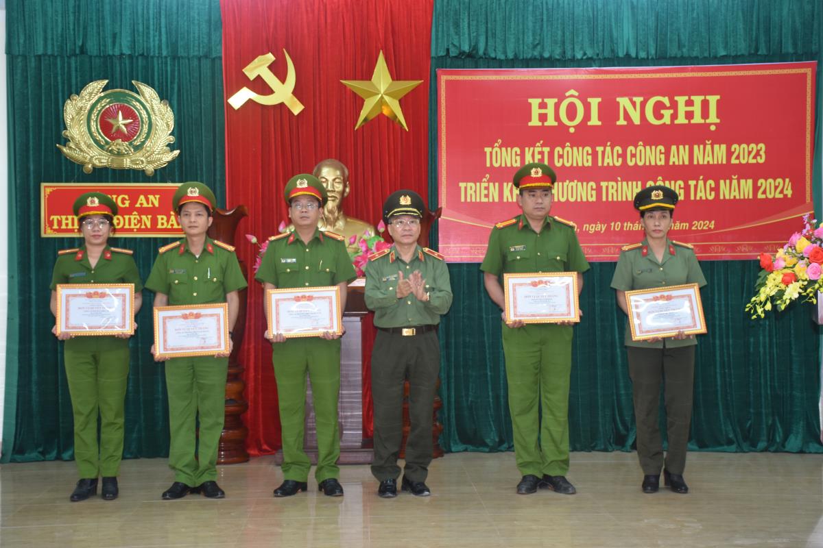 Thiếu tướng Nguyễn Đức Dũng tặng danh hiệu Quyết thắng cho các tập thể, cá nhân có thành tích xuất sắc trong phong trào bảo vệ ANTQ năm 2023.