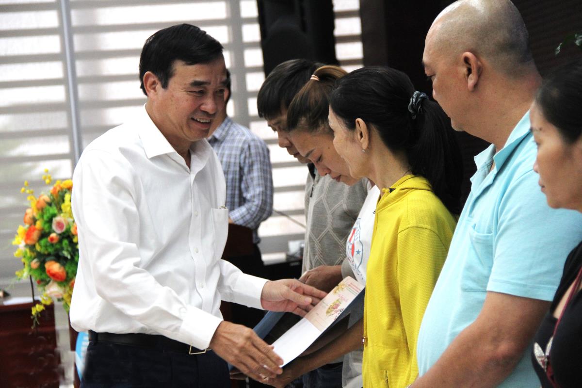 Phó chủ tịch UBND TP Đà Nẵng Lê Quang Nam trao Quyết định bố trí thuê chung cư cho hộ nghèo có hoàn cảnh đặc biệt khó khăn.