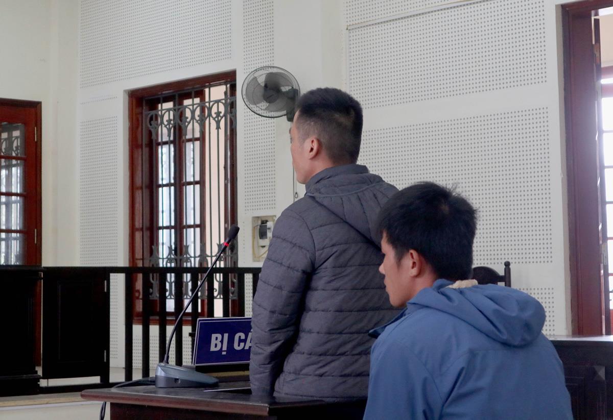 Hai bị cáo Nguyễn Xuân Hòa và Lê Như Mạnh tại phiên tòa.
