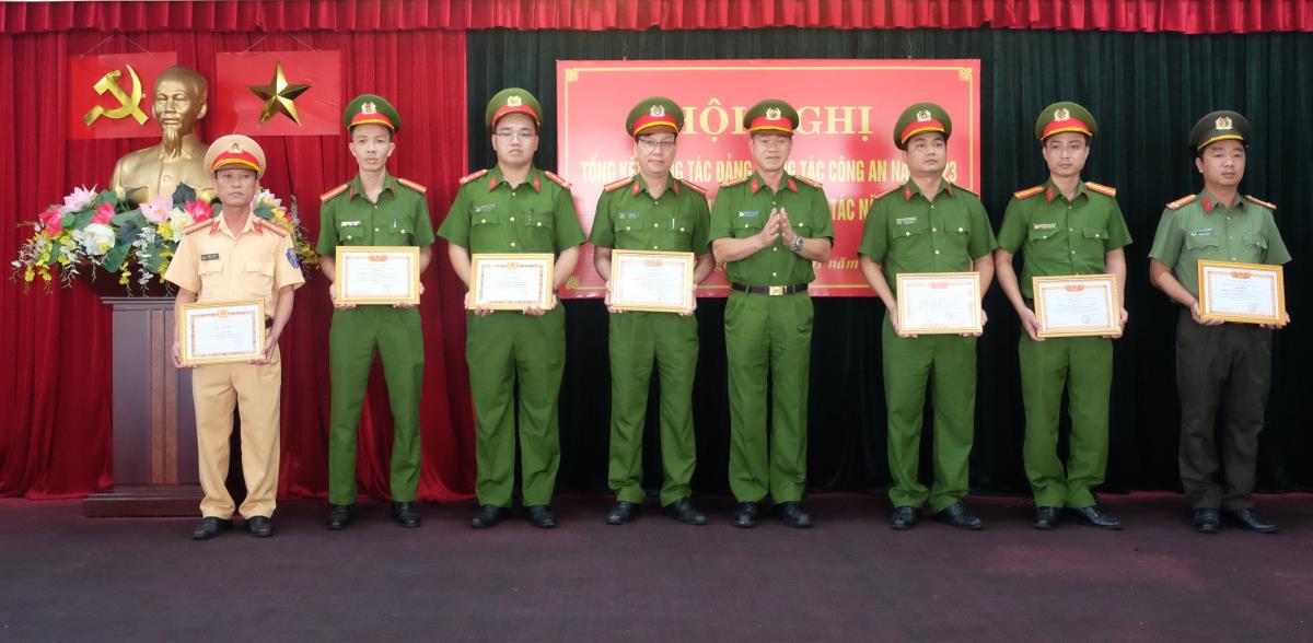 Thượng tá Nguyễn Thành Nam - Trưởng Công an quận Sơn Trà trao danh hiệu "Đảng viên hoàn thành xuất sắc nhiệm vụ" và "Chiến sĩ thi đua cơ sở" cho các cá nhân.