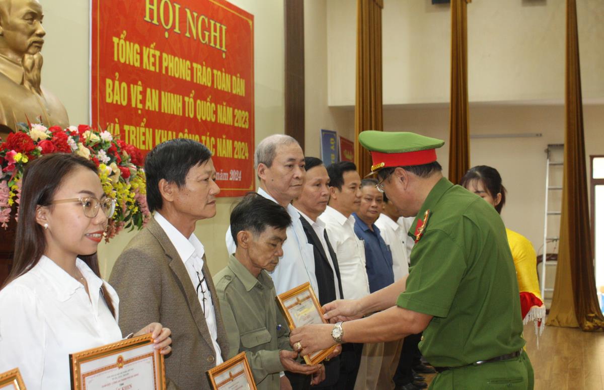 Đại tá Trần Phòng trao Giấy khen cho các tập thể xuất sắc trong phong trào Toàn dân bảo vệ an ninh Tổ quốc năm 2023.
