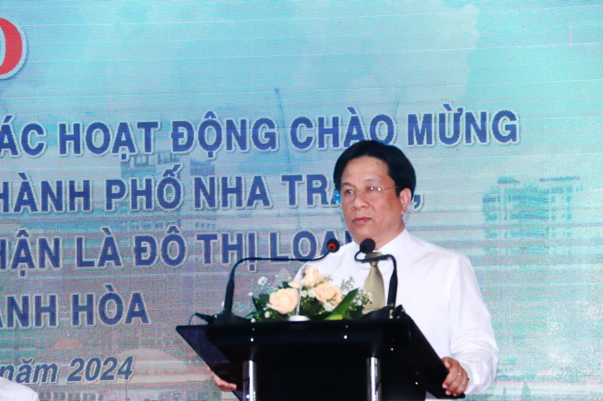 Ông Hồ Văn Mừng - Ủy viên dự khuyết Ban chấp hành Trung ương Đảng, Ủy viên Ban thường vụ Tỉnh ủy, Bí thư Thành ủy Nha Trang phát biểu tại buổi họp báo.
