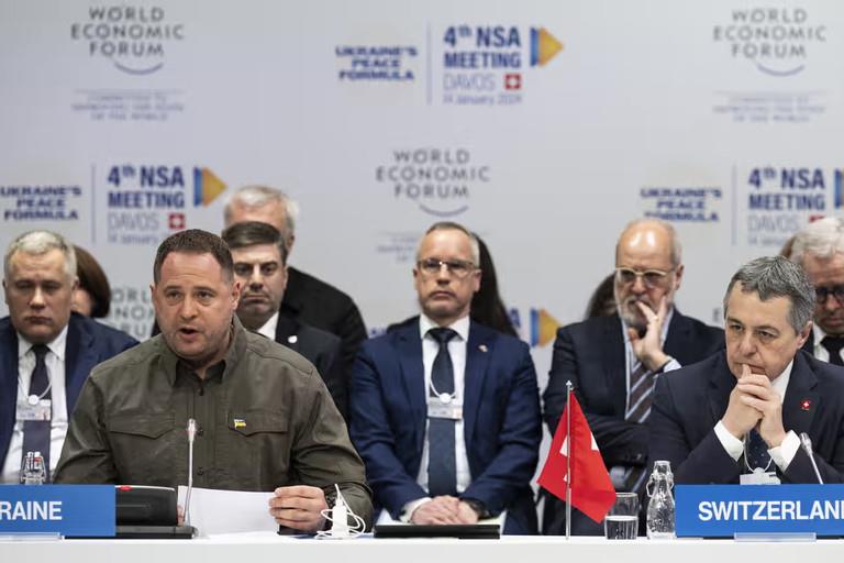 Ông Andrii Yermak (trái) tại hội nghị lần thứ 4 của các cố vấn an ninh quốc gia về kế hoạch hòa bình cho Ukraine tại Davos, Thụy Sĩ ngày 14-1. Ảnh: EPA